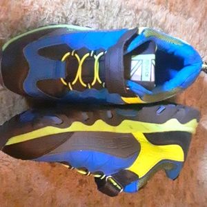 Boys no tie sneakers. Size 5, blue & yellow brand sports.